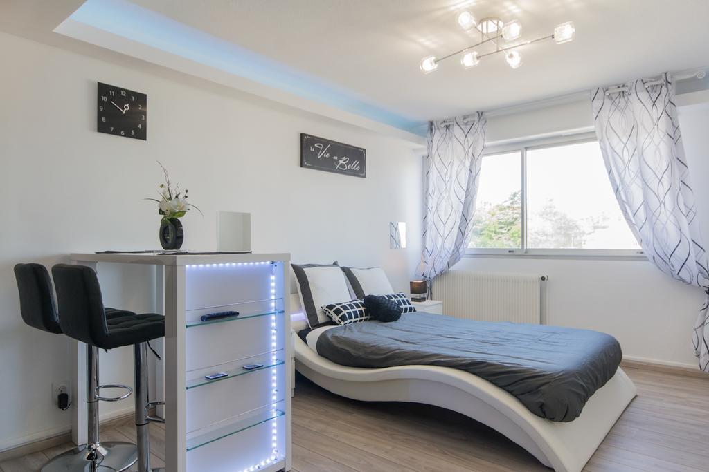 Sweethome Dijon - Black & White Екстериор снимка